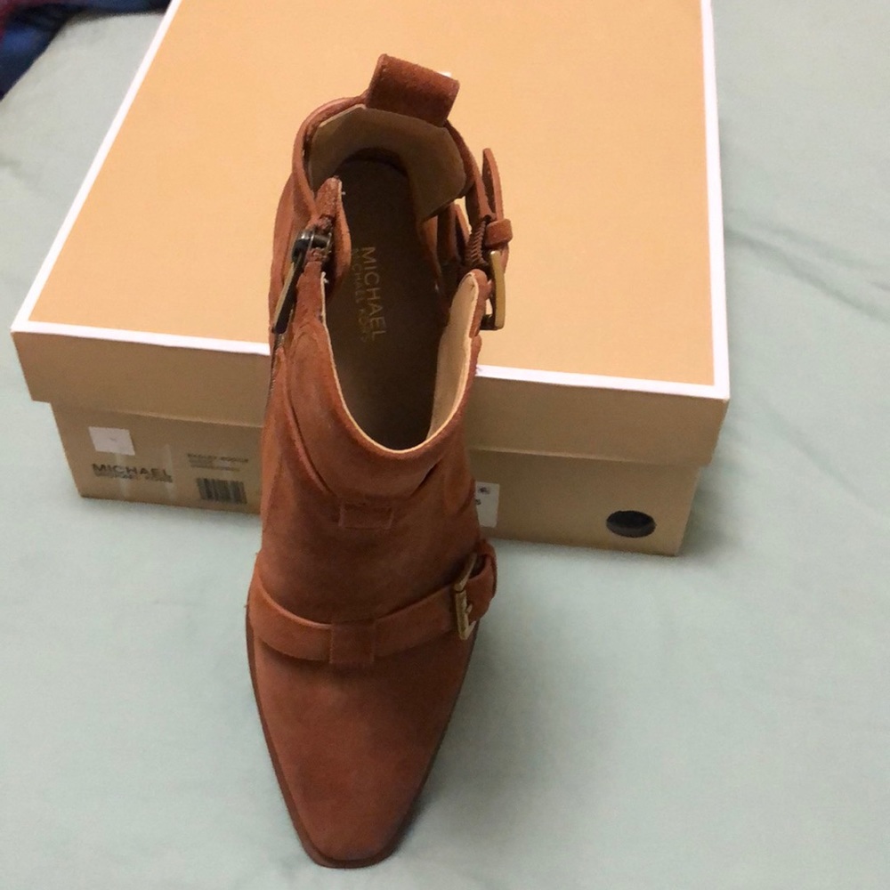 Boots - Picture 3 of 4